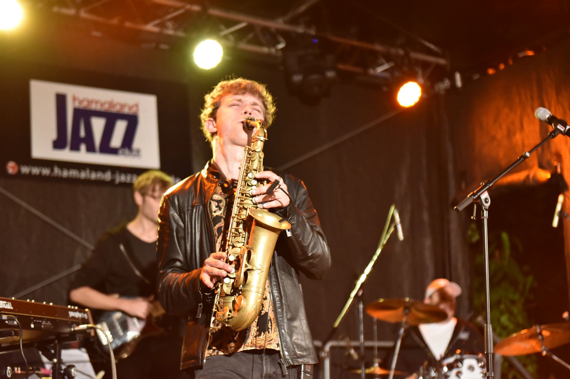 Jakob Manz Saxophon spielend beim Konzert in 2024 im ESPOSITO´S