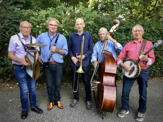 Außenbild von der Band mit Ben Reijers, Tom van Noord, Sietse de Leeuw, Ad Rats und Johan Molenveld. (von links)