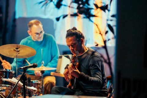 Schlagzeuger und Bassist der Band „The Associated“ beim Konzert im Februar 2025 im ESPOSITO ´s Drink & Dance vor floralem Hintergrund