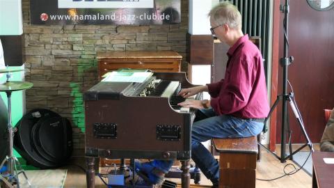 John Hondorp sitzt am Hammond Orgel und spielt