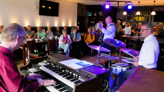 Das Bild zeigt John Hondorp hinter seinem Hammond Orgel und dahinter Wolf Martini und Gijs Dijkhuizen