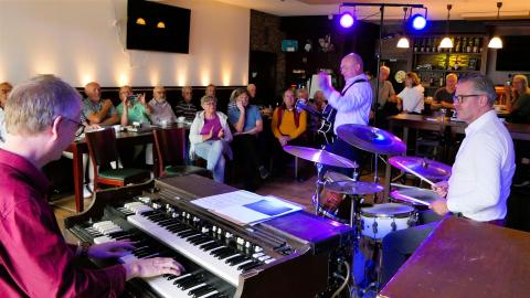 Das Bild zeigt John Hondorp hinter seinem Hammond Orgel und dahinter Wolf Martini und Gijs Dijkhuizen